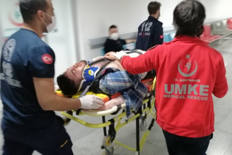 Aksaray'da otomobil kamyona arkadan çarptı