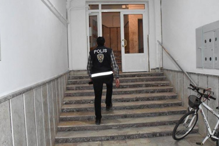 Koku ihbarı üzerine polisin girdiği evde ölü bulundu
