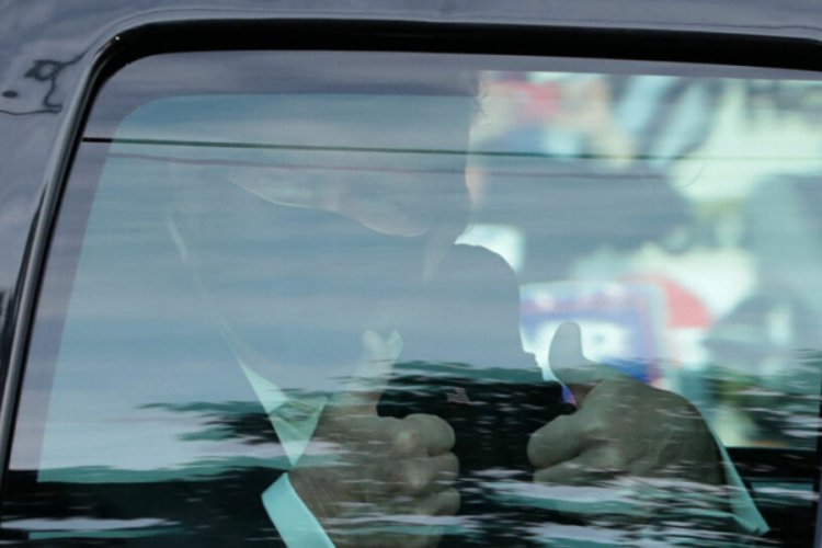 Donald Trump, hastane önünde kendisini destekleyenleri makam aracından selamladı