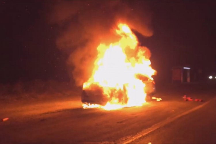 Lüks araç alevlere teslim oldu, 2 kişi son anda kurtuldu