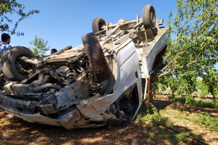 Rampa çıkan kamyonet takla attı: 3 yaralı