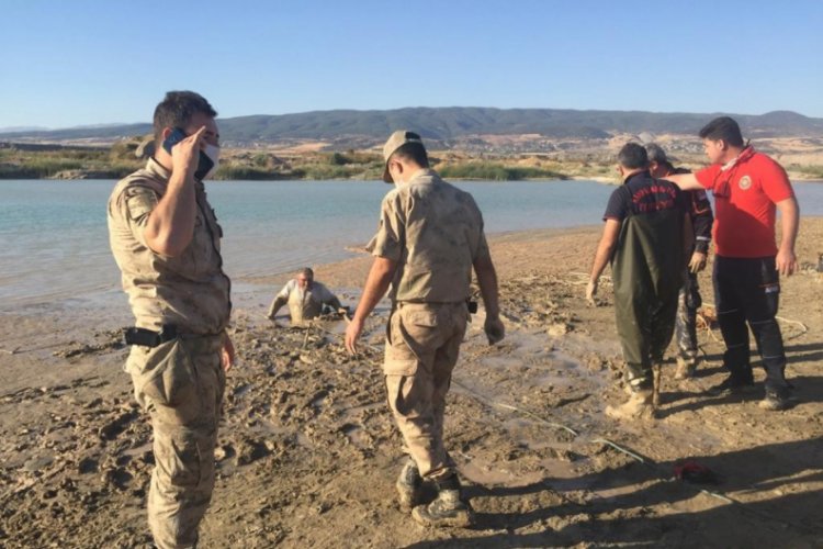 Keçisini kurtarmak isterken bataklığa saplandı