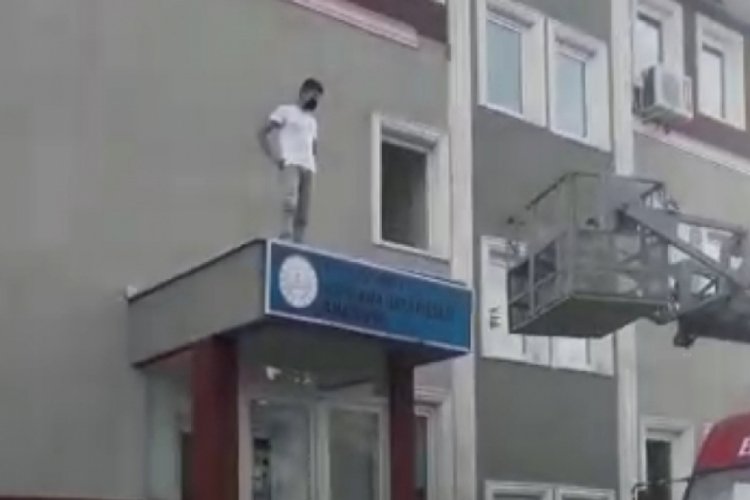 Topu almak için çıktığı sundurmada mahsur kaldı