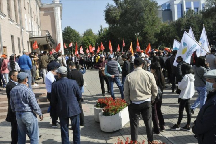 Kırgızistan'da barajı geçemeyen partilerin temsilcilerinden seçim sonucu protestosu