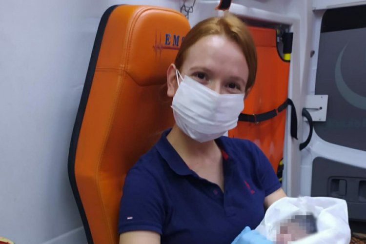 Hastaneye kaldırılırken ambulansta doğum yaptı