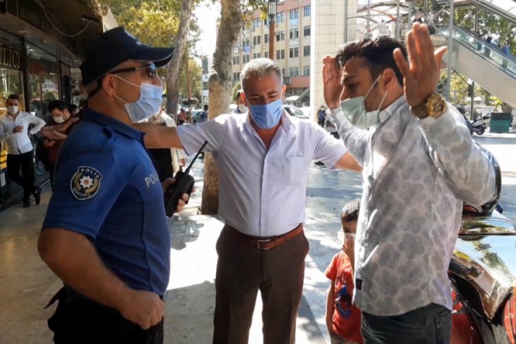 Maske denetiminde kimlik isteyen polise direndi, arandığı ortaya çıktı