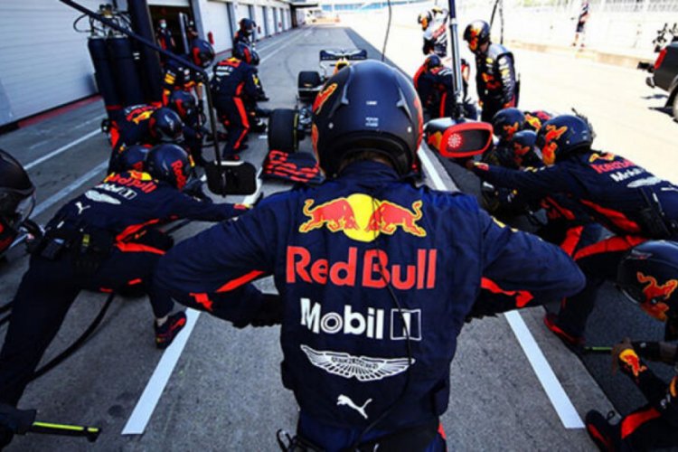 Aston Martin Red Bull pilotları Verstappen ve Albon, F1 tutkunlarıyla buluşacak!