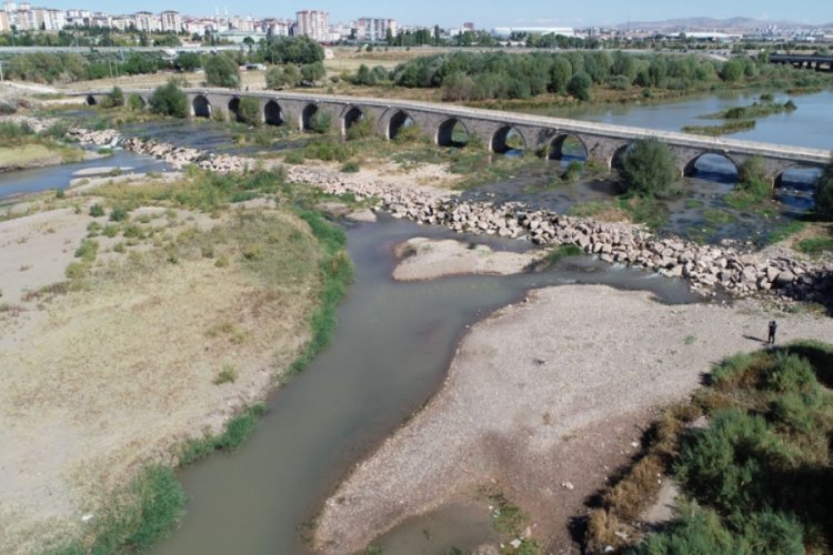 Türkiye'nin en uzun nehrinde su seviyesi düştü