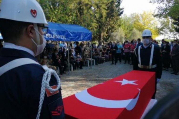Kahramana veda! Eşini asker üniformasıyla son yolculuğa uğurladı