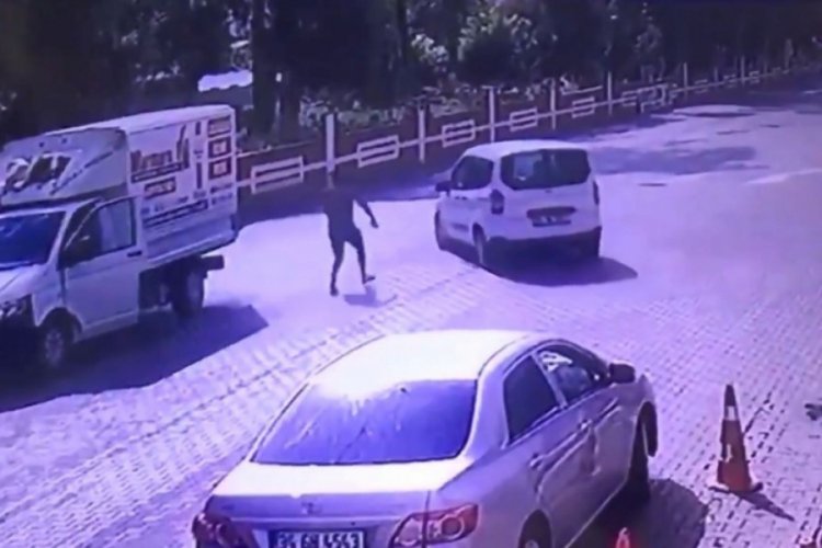 Hareket eden aracın önüne geçip duvara çarpmasını engelledi