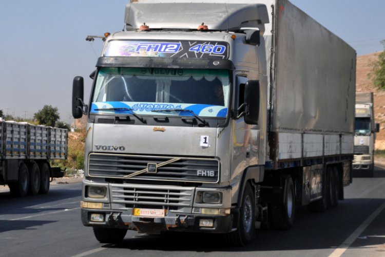 BM'den İdlib'e 46 TIR ile insani yardım