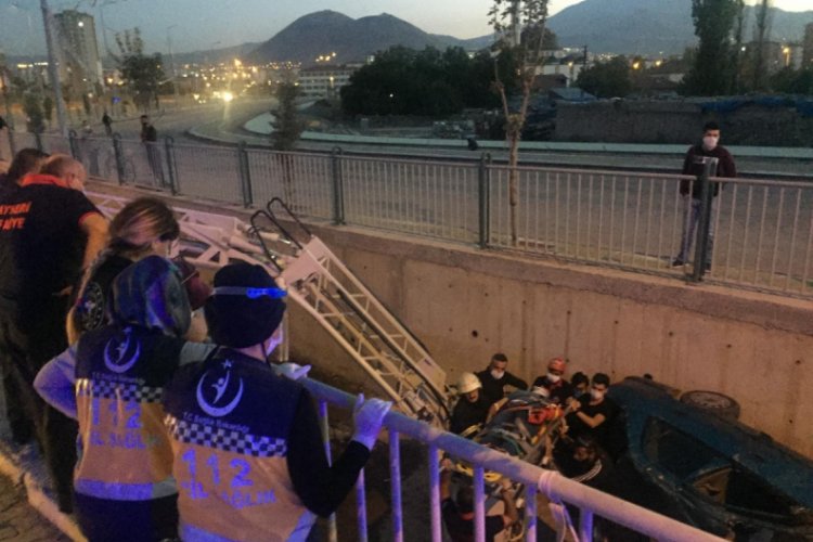 Kanala düşen otomobilde can pazarı yaşandı