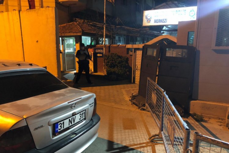 Arkadaşıyla iddiaya girdi, arabayı motosikletin üzerine sürdü
