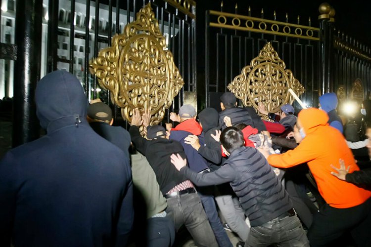 Kırgızistan'da protestocular Cumhurbaşkanlığı Sarayını ve parlamentoyu işgal etti