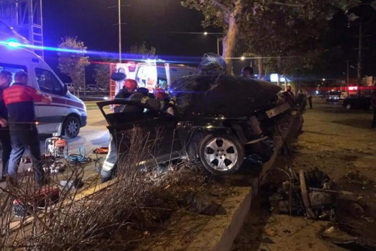 Otomobil ağaca çarptı: 2 ağır yaralı
