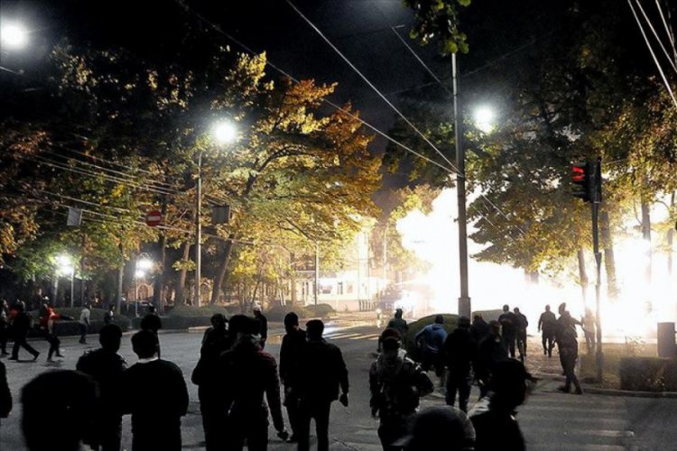 Kırgızistan polisinin seçim protestolarına müdahalesinde 65 kişi yaralandı