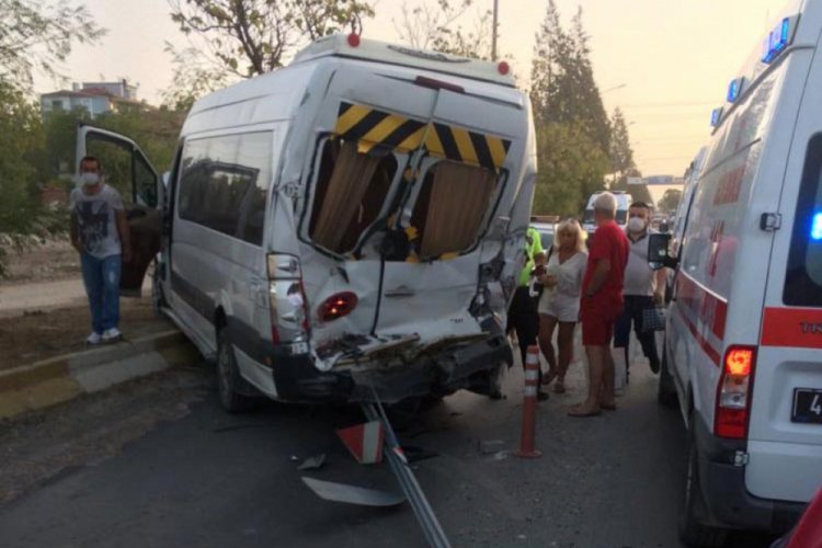 Tur otobüsü servis minibüsüne çarptı: 2'si turist 3 yaralı