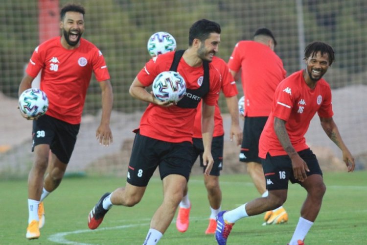Antalyaspor 11 oyuncuyu renklerine bağladı