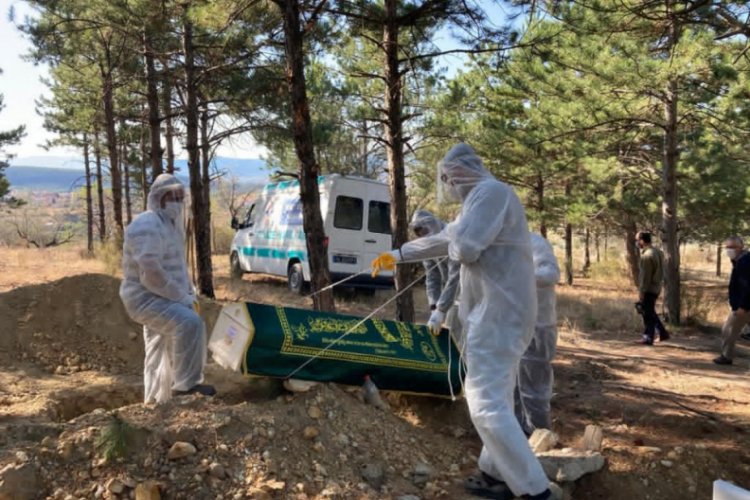 Koronavirüsten ölen 5 kişi tabutlarıyla toprağa verildi