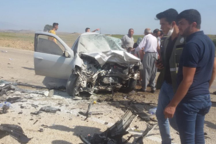 Feci kaza! İki otomobil kafa kafaya çarpıştı