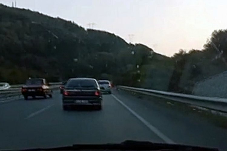 Düğün konvoyunda havaya ateş açıp, yolda zikzak yaptılar