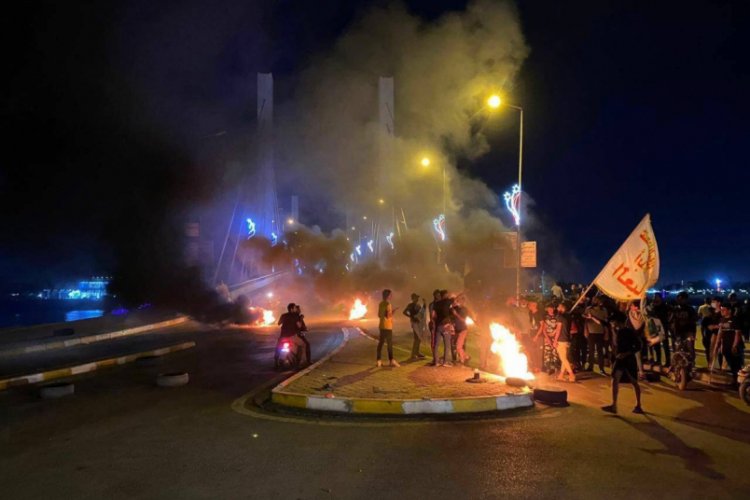 Irak'ta protestocular siyasi parti binalarını yaktı