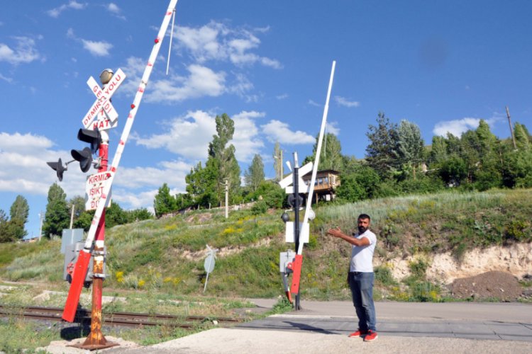 Bariyeri kırdıktan 1 dakika sonra tren geldi, cezası ağır oldu