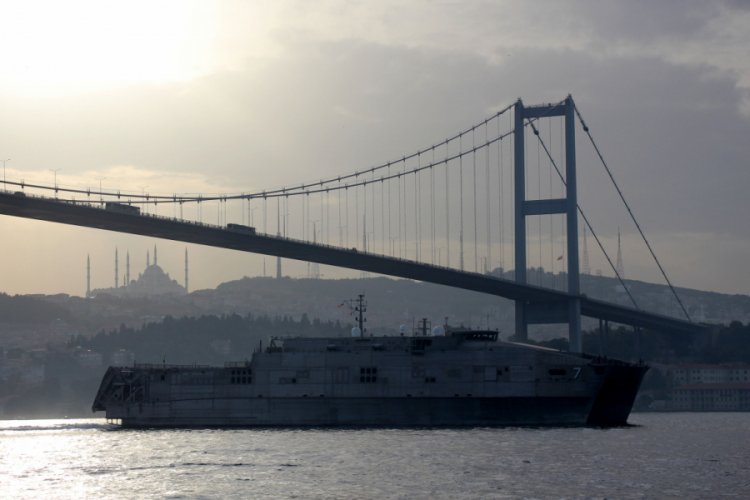 ABD savaş gemisi İstanbul Boğazı'ndan geçti