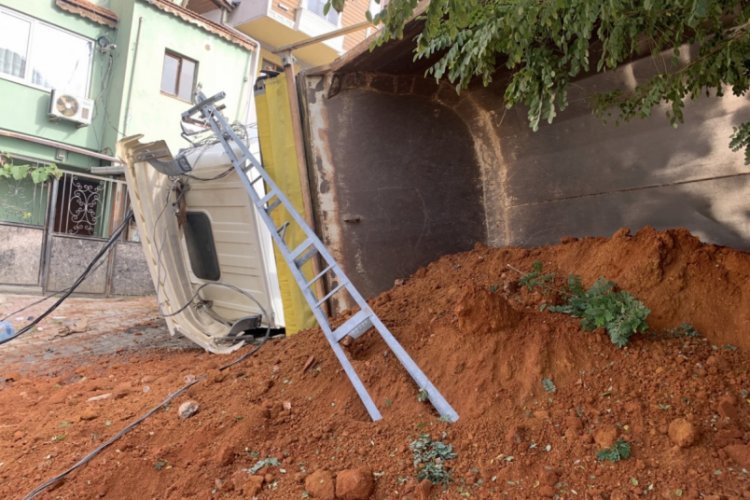Hafriyat kamyonu toprak boşaltırken devrildi