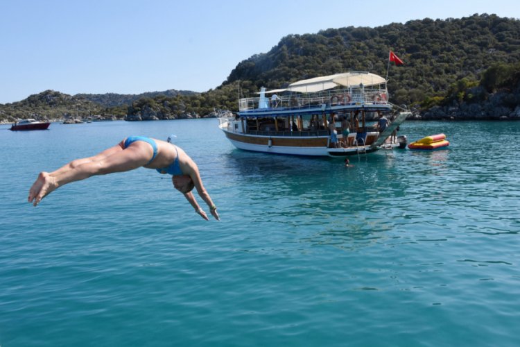 Kekova'ya ekimde de turist akını