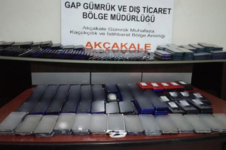 TIR'ın yakıt deposunda 414 cep telefonu ele geçirdi