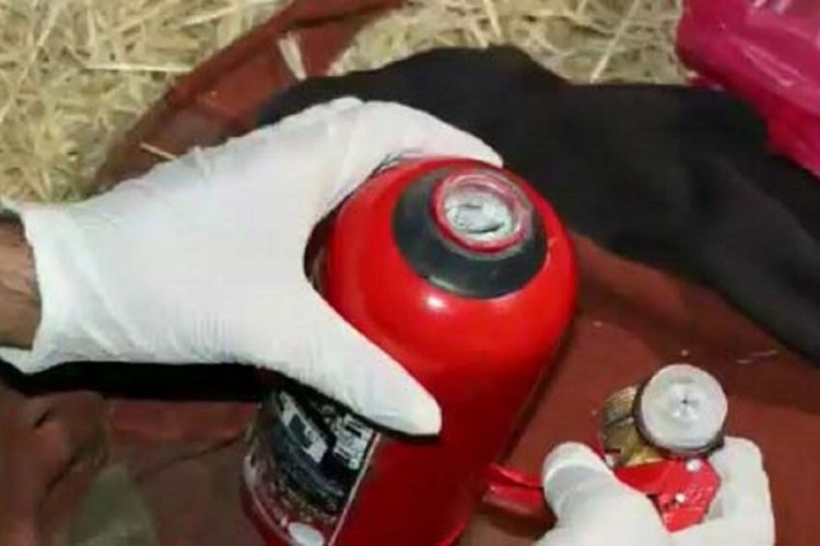 Polisler halı sahada maç yaparken yakaladı!