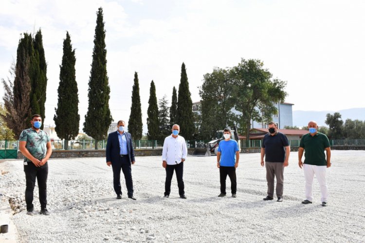 Bursa İznik Belediye Başkanı Usta, yapımına başlanan halı sahada incelemede bulundu