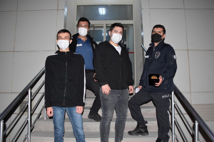 Parkta gezerken buldukları altın dolu kutuyu, polise teslim ettiler