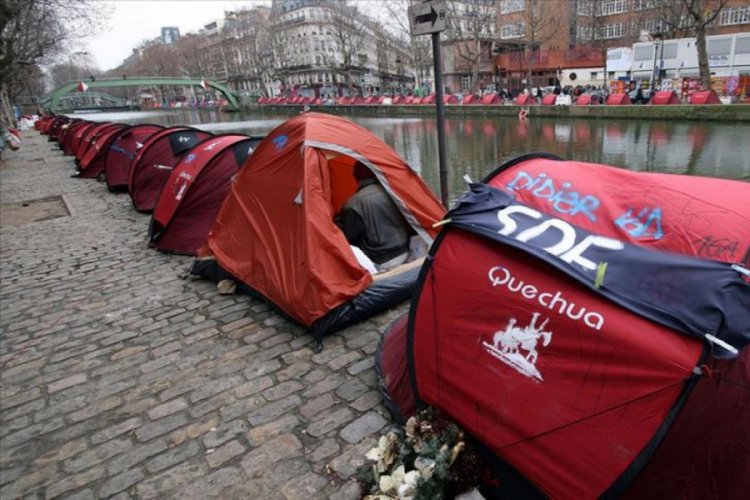 Paris'te evsizlerin kaldığı barınaklarda Kovid-19'a yakalanma oranları yüzde 94'ü buluyor