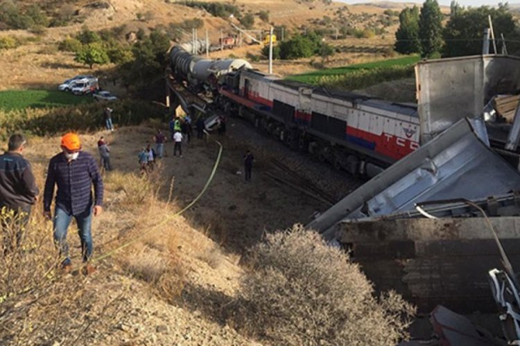 İki yük treni çarpıştı