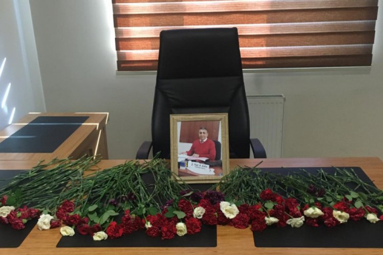 Covid-19 nedeniyle ölen Bursalı Savcı Kaya'nın masası karanfillerle doldu