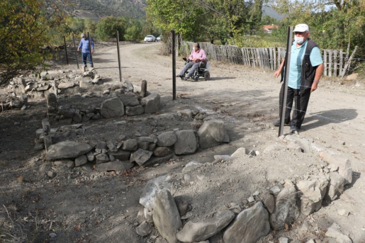 Tahrip edilen mezarlar için yapılan temsili mezarlar köylüleri şaşırttı