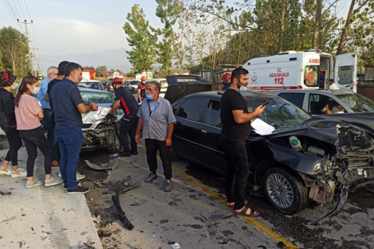 İki araç kafa kafaya çarpıştı