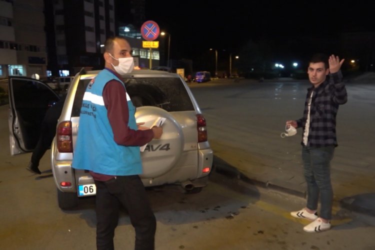 Maskeyi koluna takan şahıs, ''Niye çekiyorsun?'' diye muhabire tepki gösterdi
