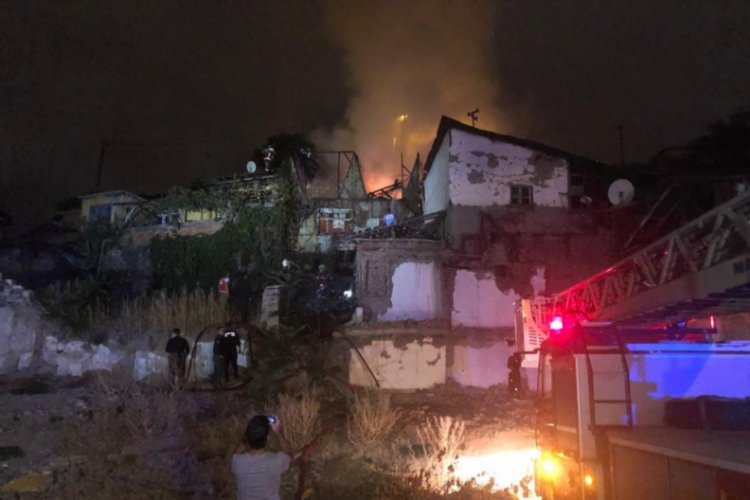Gecekondu yangınına vatandaşlar bahçe hortumuyla müdahale etti