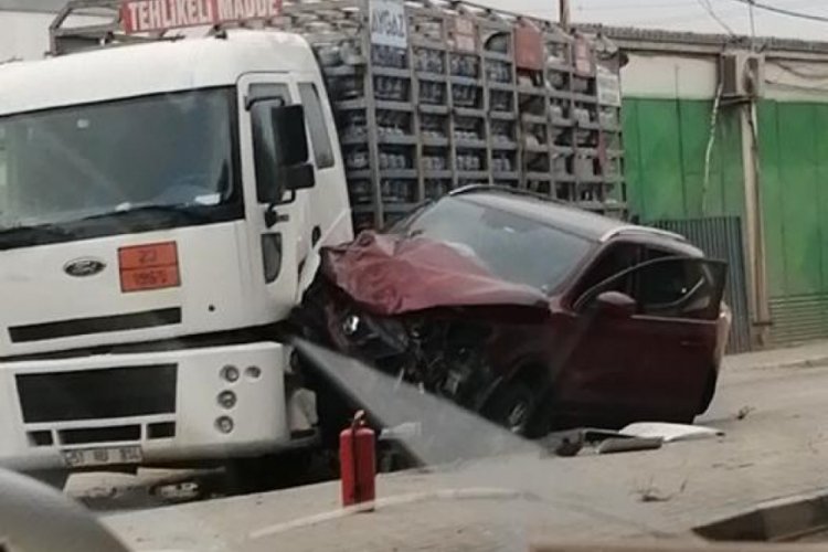 Bursa'da facianın eşiğinden dönüldü! Otomobil ile tüp yüklü kamyon çarpıştı