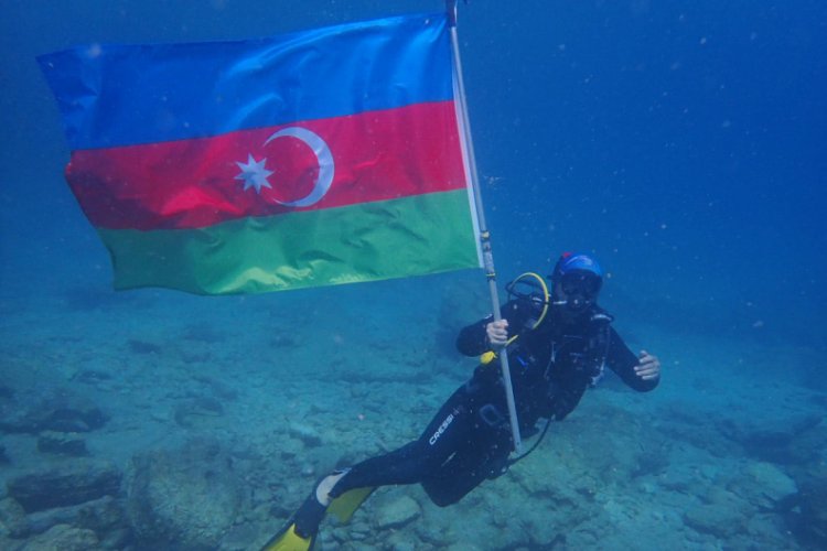 Denizin 15 metre derinliğinde Azerbaycan ve Türkiye bayrağı açtılar