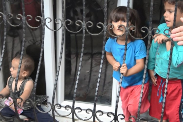 Evde yalnız bırakılan çocuklar için mahalleli seferber oldu
