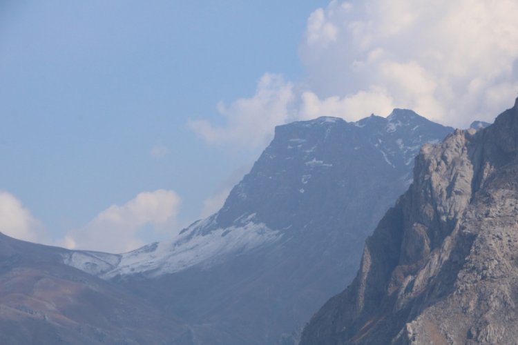 Hakkari'nin yüksek kesimlerine kar yağdı