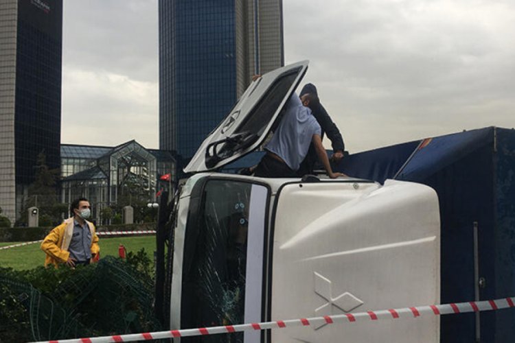 Devrilen kamyonetinde mahsur kaldı