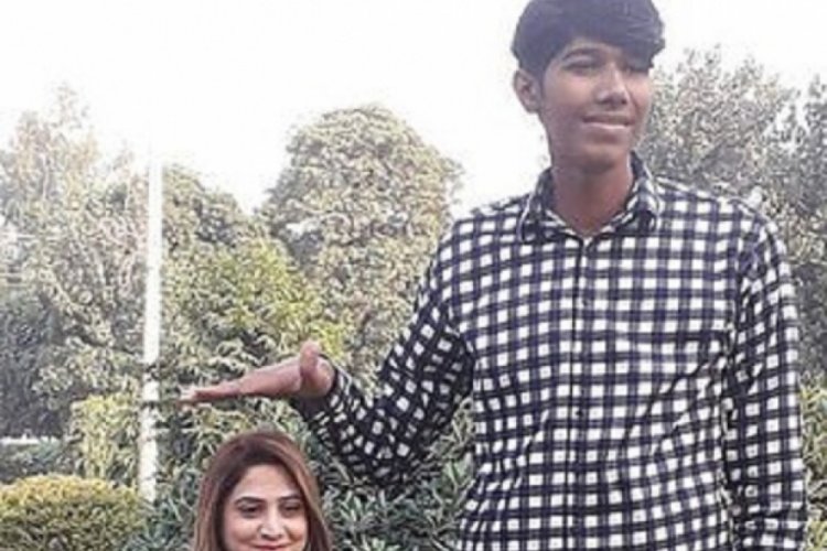 Pakistan'da 2.28 cm'lik genç görenleri hayrete düşürüyor