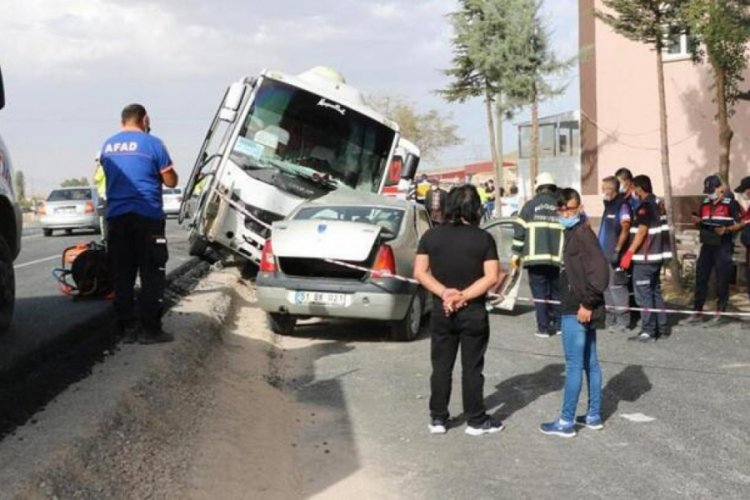 Hasta taşıyan midibüsle otomobil çarpıştı!