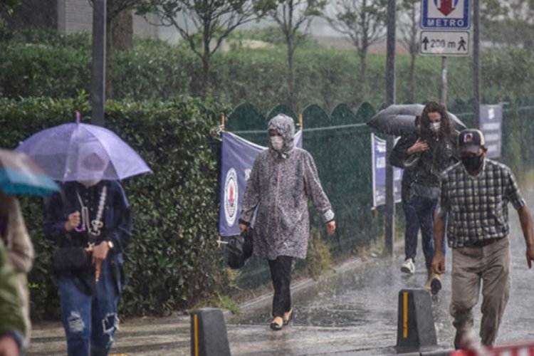 İstanbul'da sağanak yağış zor anlar yaşattı