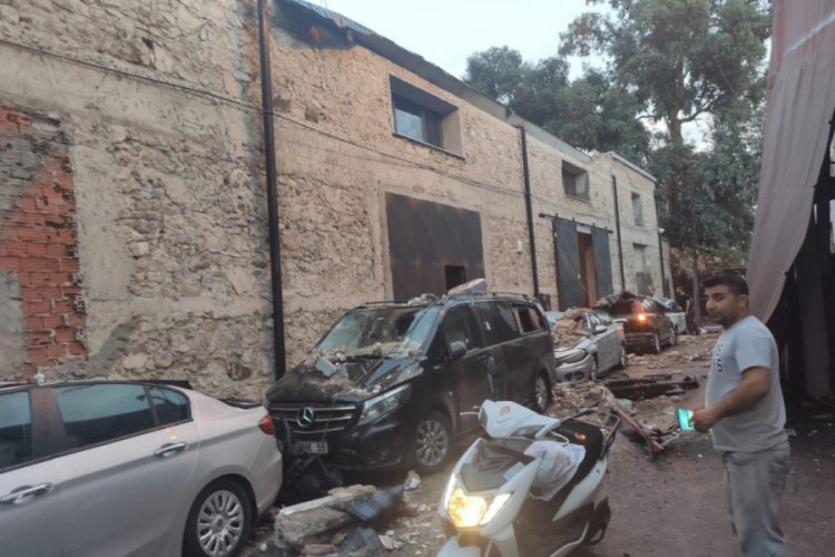 5 araç çöken duvarın altında kaldı